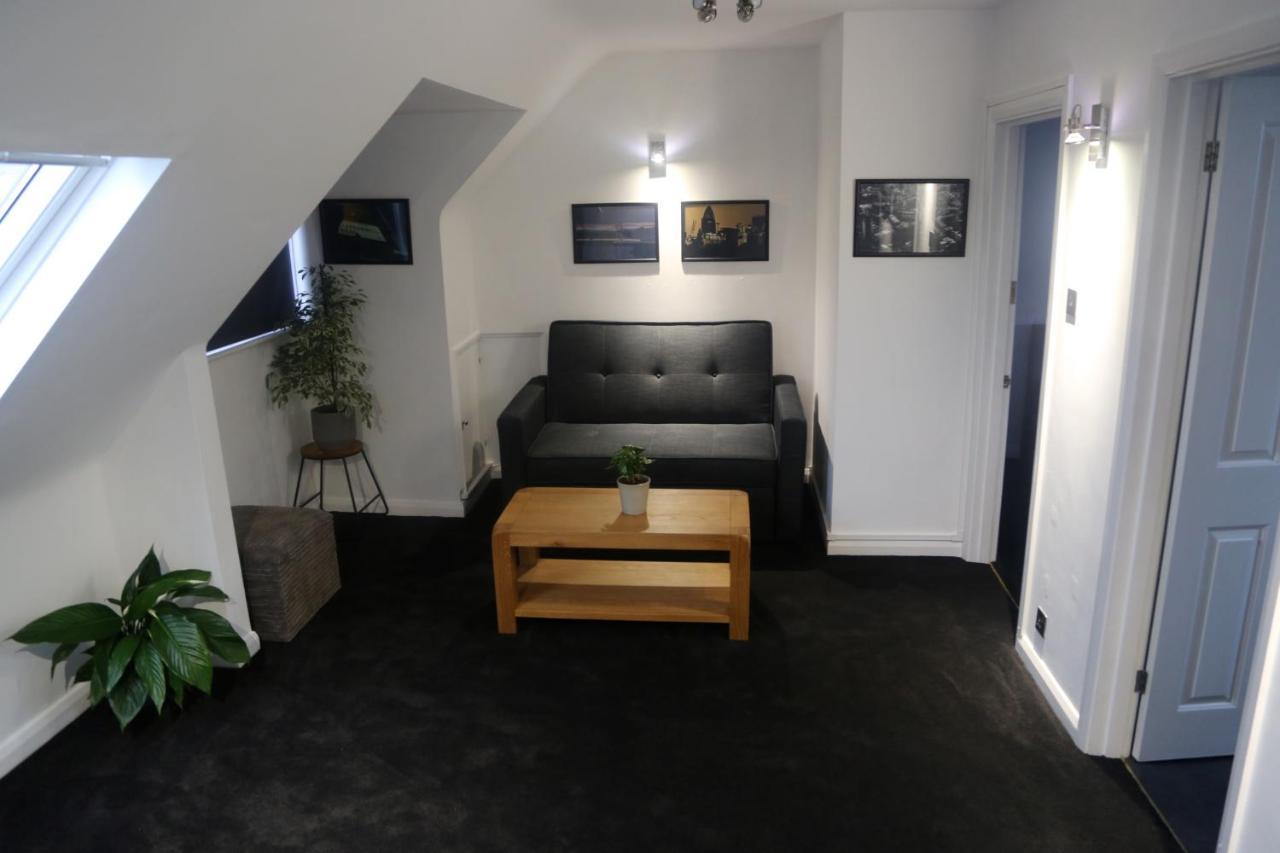 One-Bedroom Flat In Cheam Village Экстерьер фото