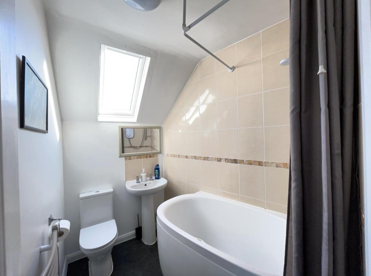 One-Bedroom Flat In Cheam Village Экстерьер фото