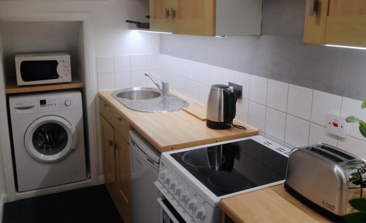 One-Bedroom Flat In Cheam Village Экстерьер фото