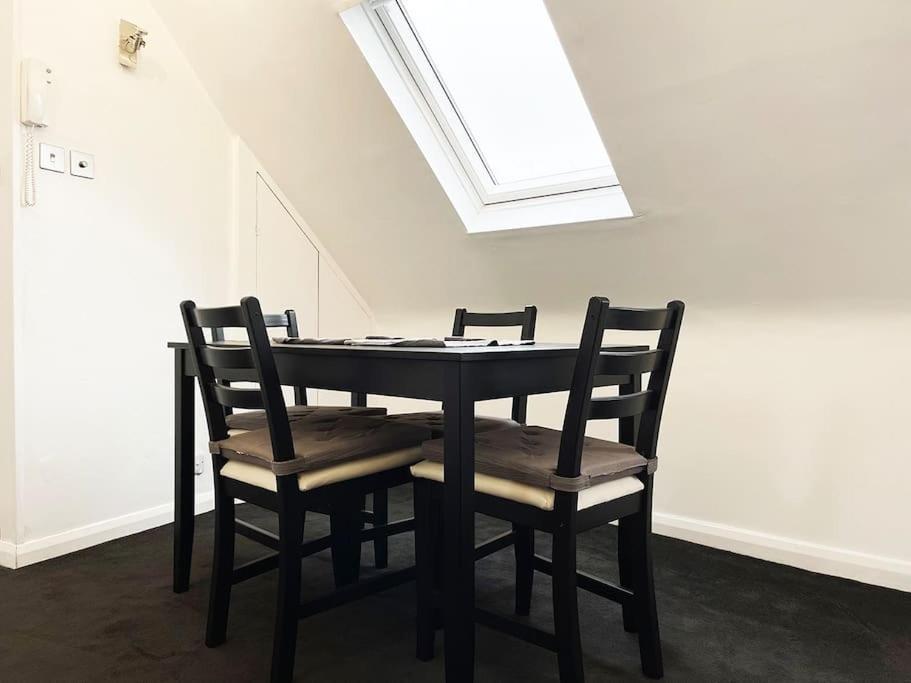 One-Bedroom Flat In Cheam Village Экстерьер фото