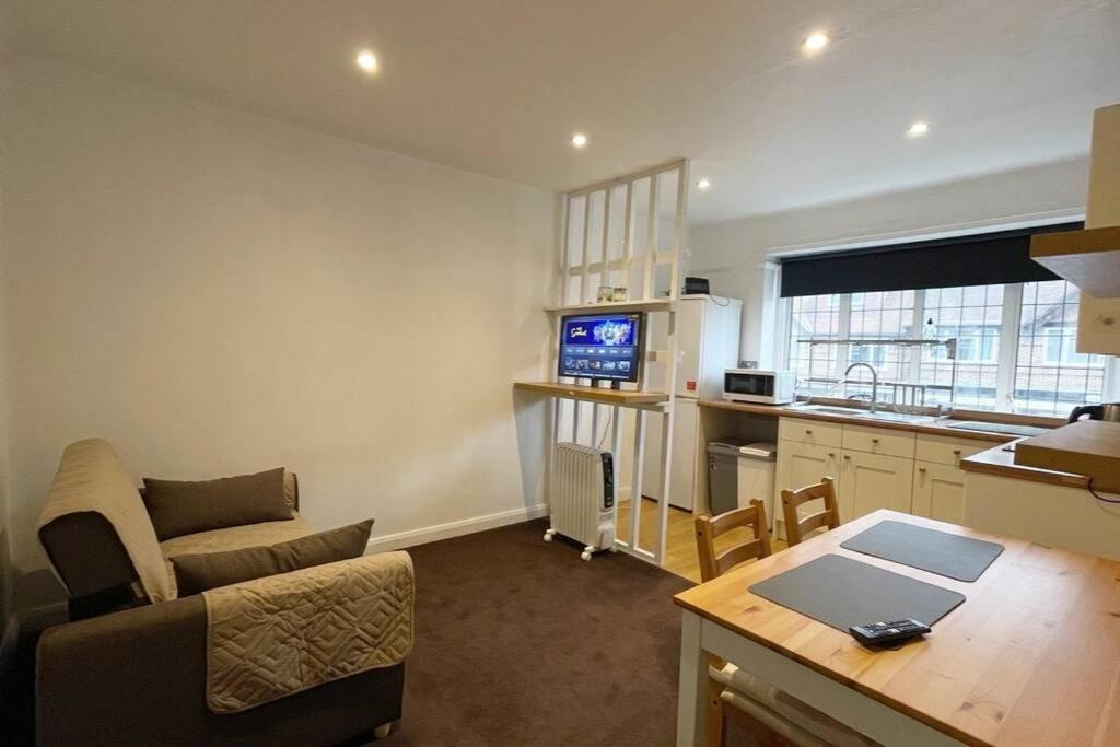One-Bedroom Flat In Cheam Village Экстерьер фото