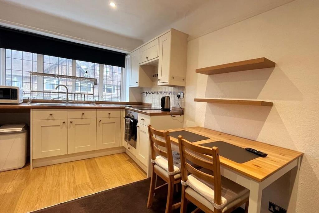 One-Bedroom Flat In Cheam Village Экстерьер фото