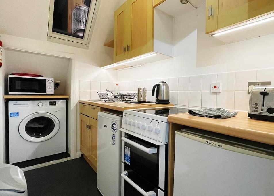One-Bedroom Flat In Cheam Village Экстерьер фото