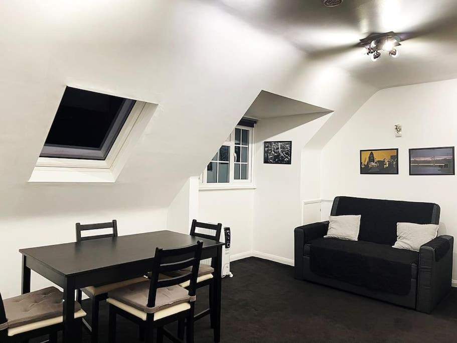 One-Bedroom Flat In Cheam Village Экстерьер фото