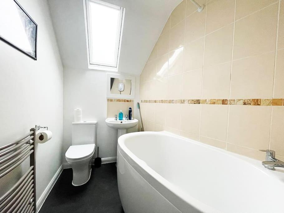 One-Bedroom Flat In Cheam Village Экстерьер фото