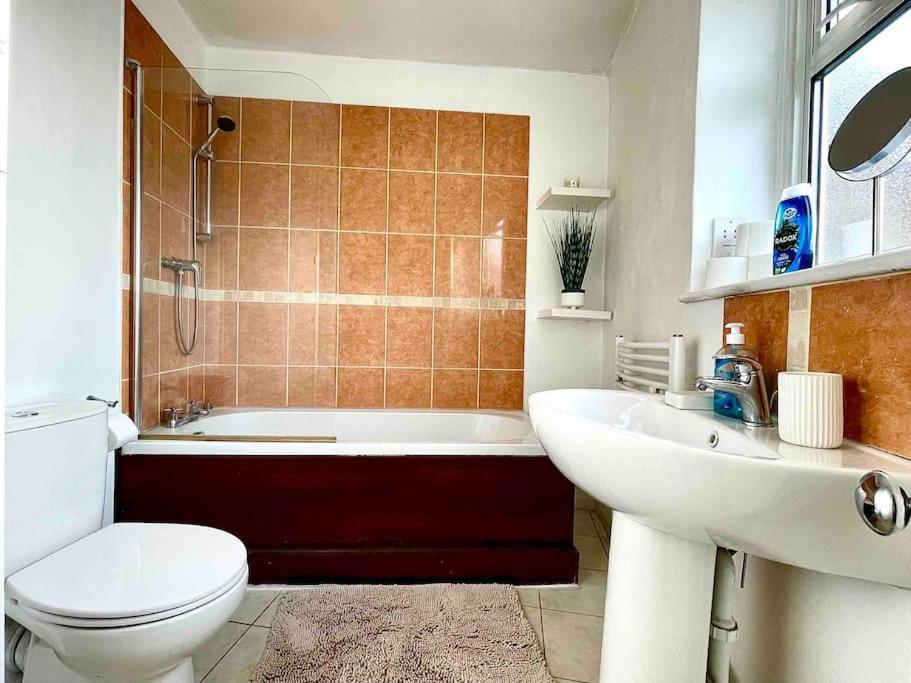 One-Bedroom Flat In Cheam Village Экстерьер фото