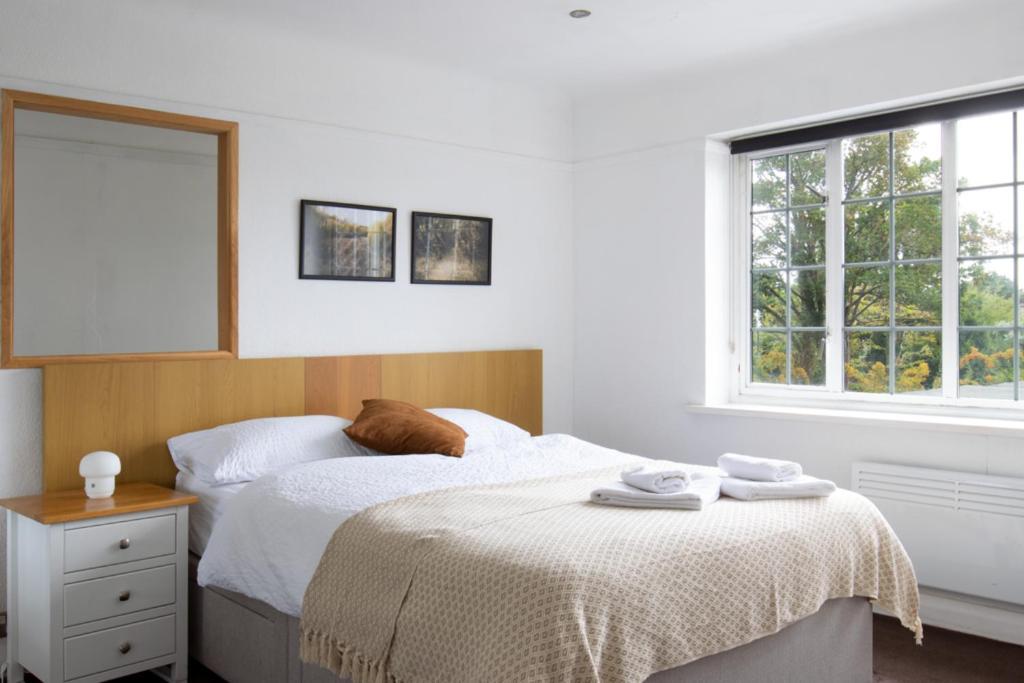 One-Bedroom Flat In Cheam Village Экстерьер фото